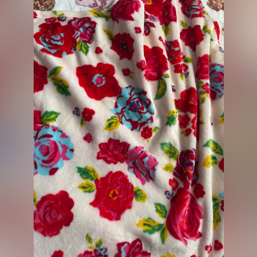 Roses Throw Blanket - Picture 5 of 5
